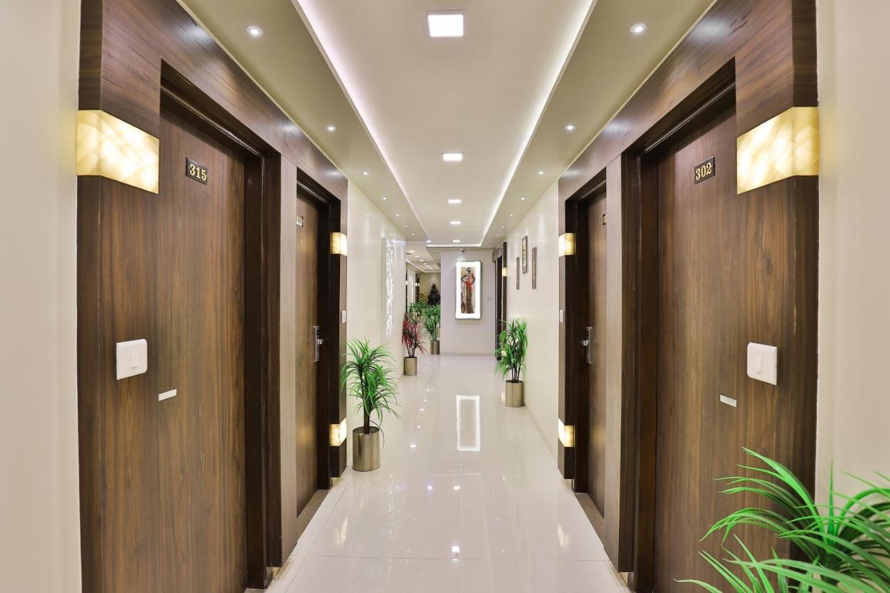 Collection O 7557 Hotel Shiv Kunj Exotica Naroda Exteriör bild