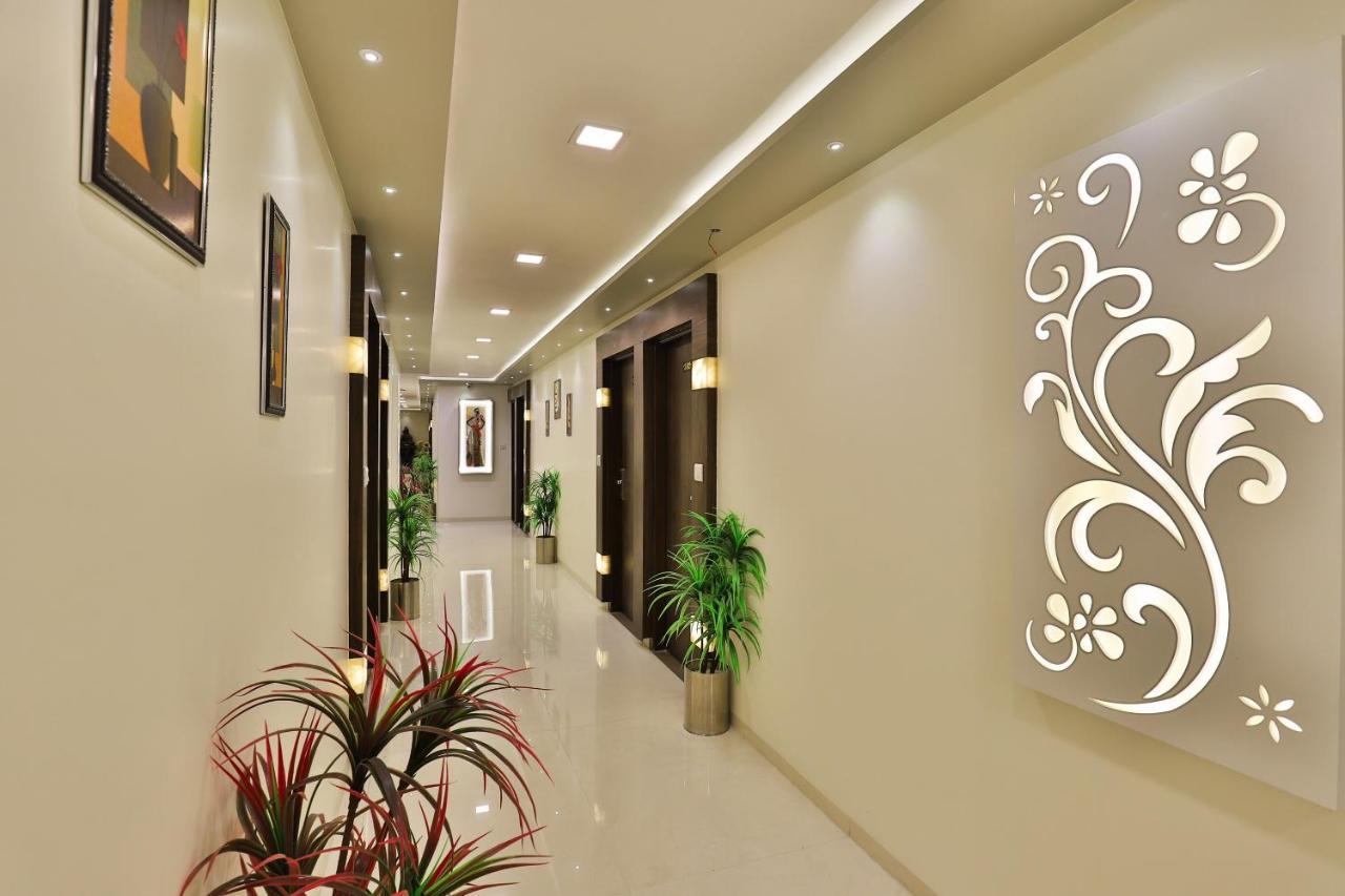 Collection O 7557 Hotel Shiv Kunj Exotica Naroda Exteriör bild