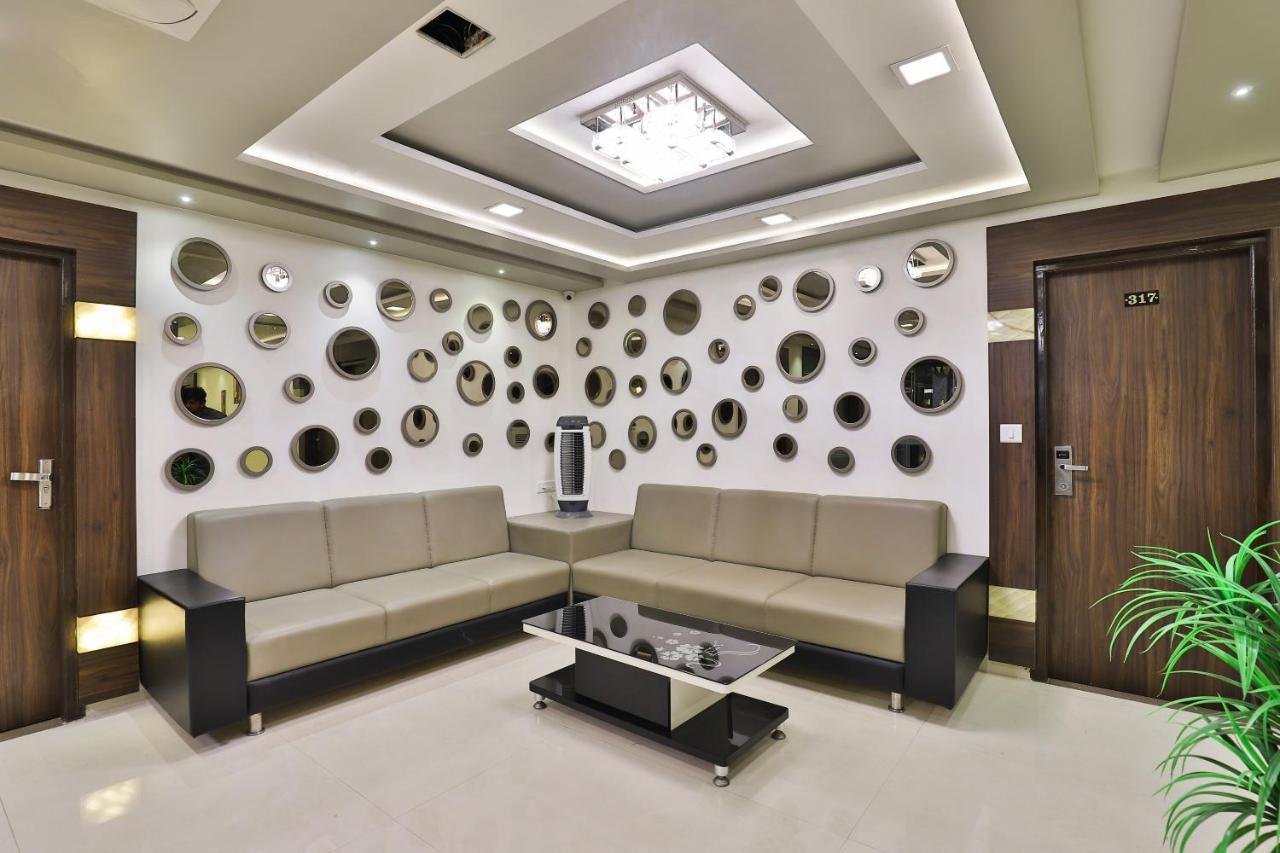 Collection O 7557 Hotel Shiv Kunj Exotica Naroda Exteriör bild